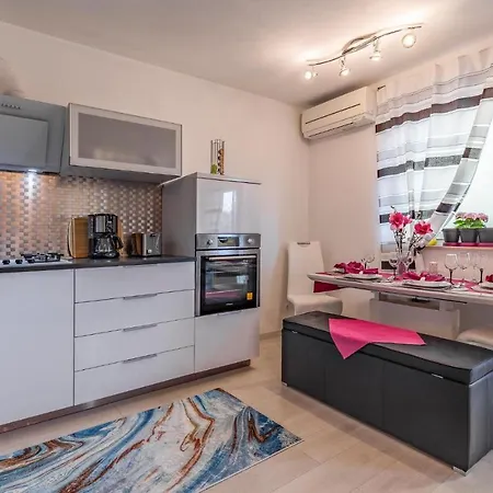 Cozy In With Wifi Apartment Liznjan