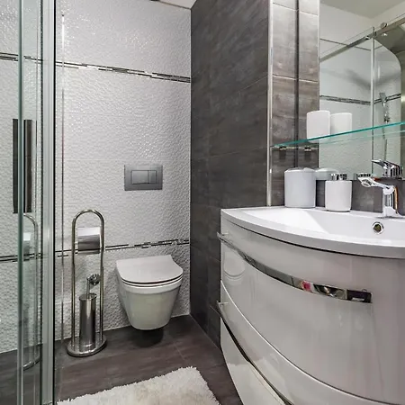2 Bedroom Beautiful In דירה Ližnjan