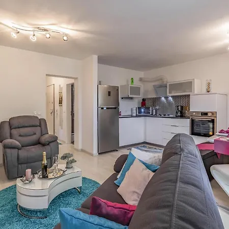 2 Bedroom Beautiful In * Ližnjan